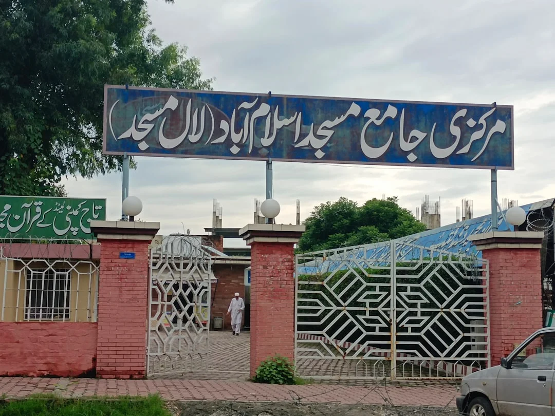 Diplomacy in the Shadow of Seizures: Vance Heads to Islamabad as Tensions Simmer