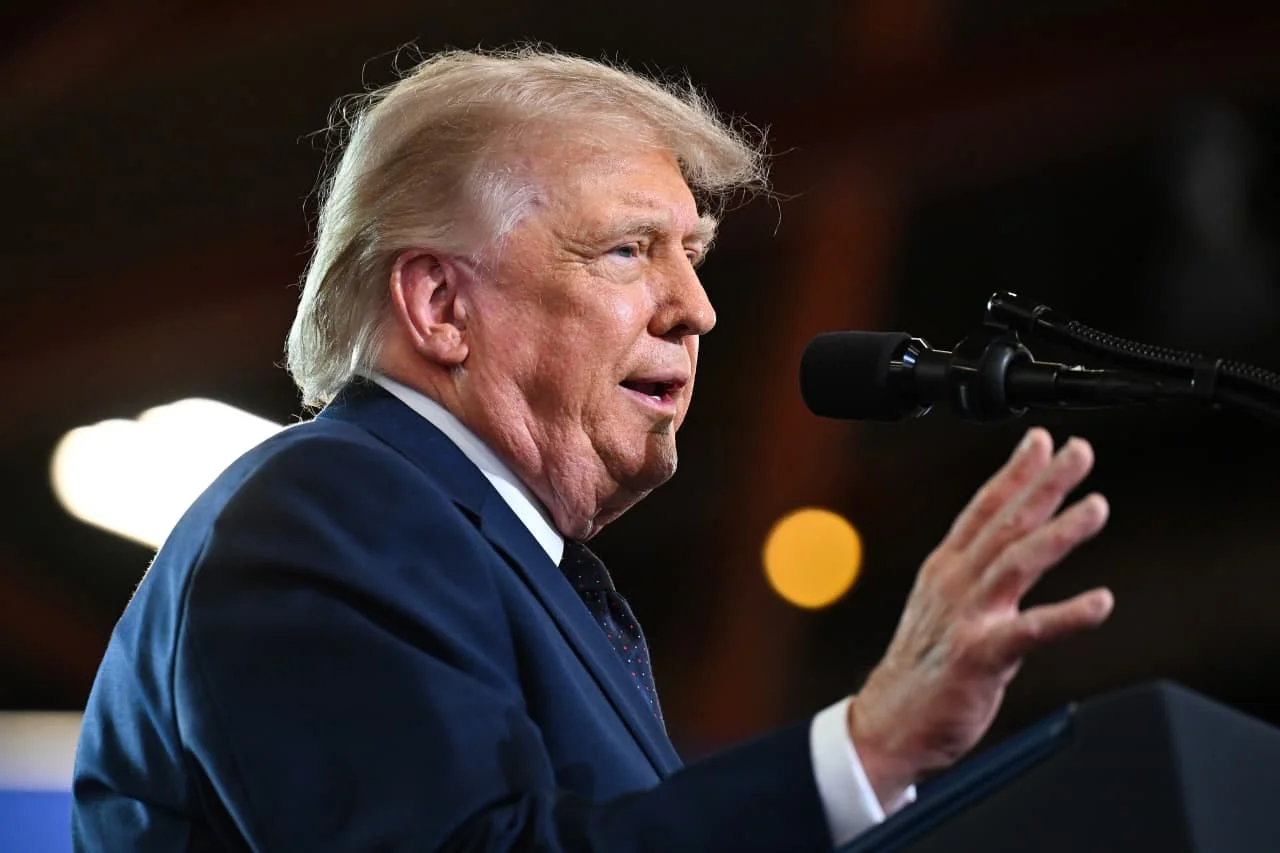 Trump’s ‘No Rush’ Warning Tests Toman Rally as Hormuz Deal Faces Republican Pushback