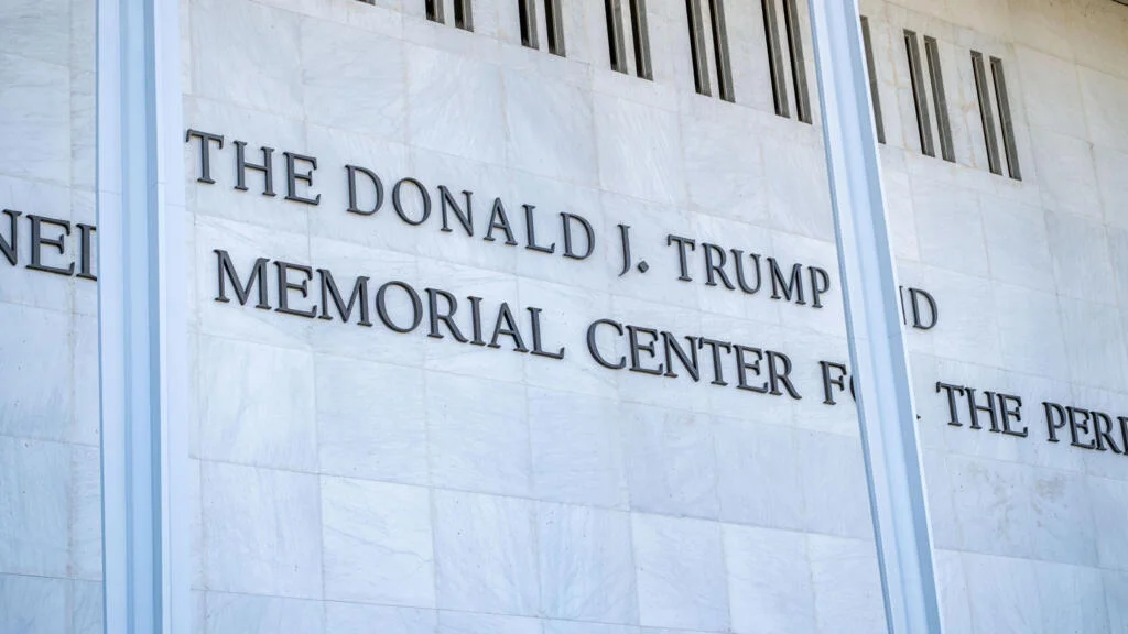 Trump’s Cultural Rebrand Blocked as Inflation Woes Cloud US Midterms and Global Markets