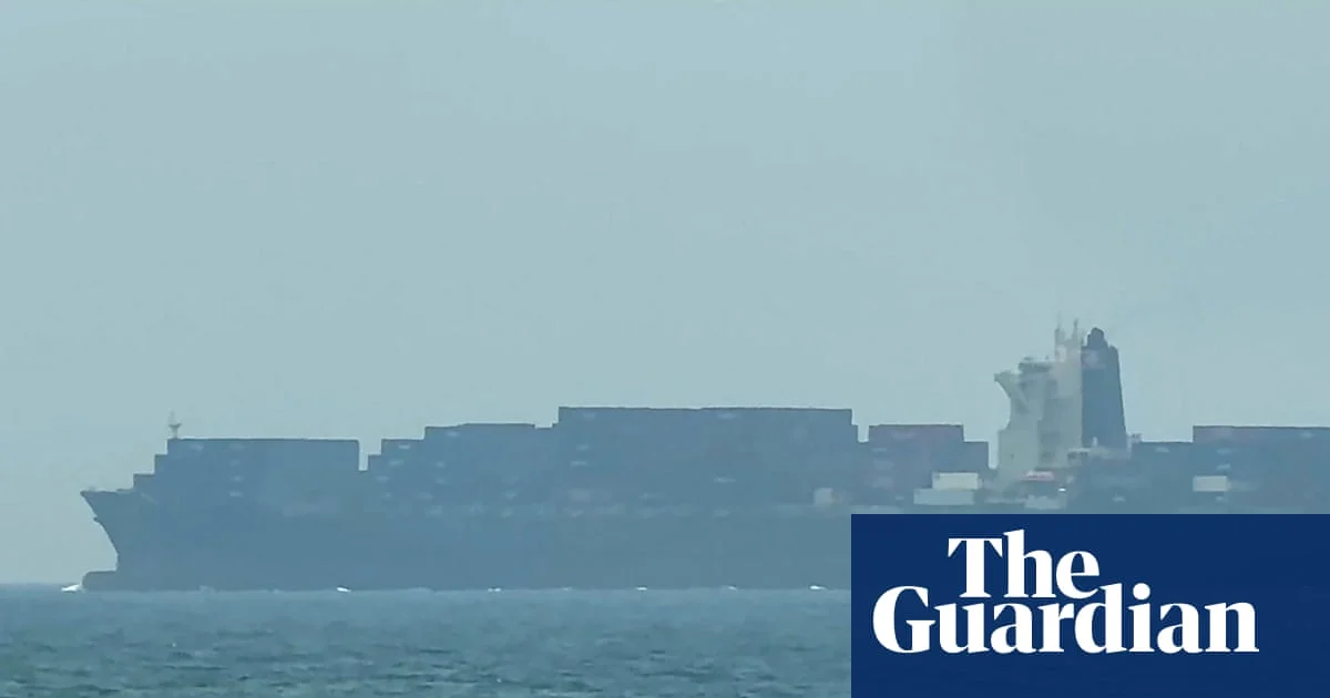 Trump Rejects Hormuz Shutdown as US Strikes 140 Targets; Toman Surges 1.7% Amid Escalation