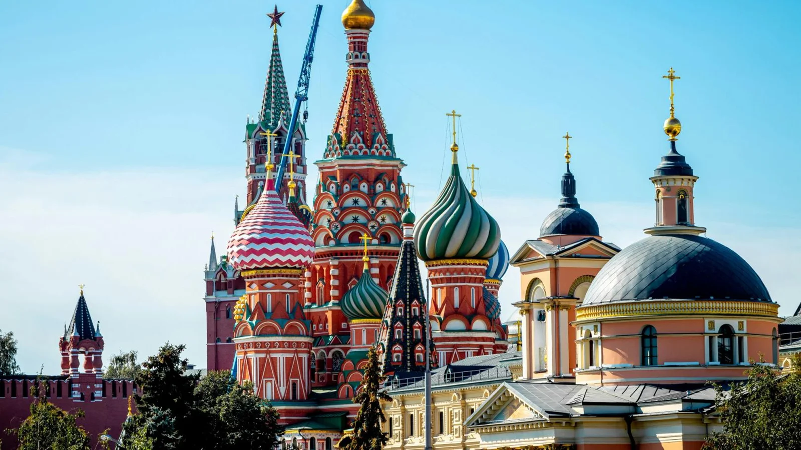 The 187,000 Toman Threshold: Russian Oil Strain and the Divergent Tehran Markets