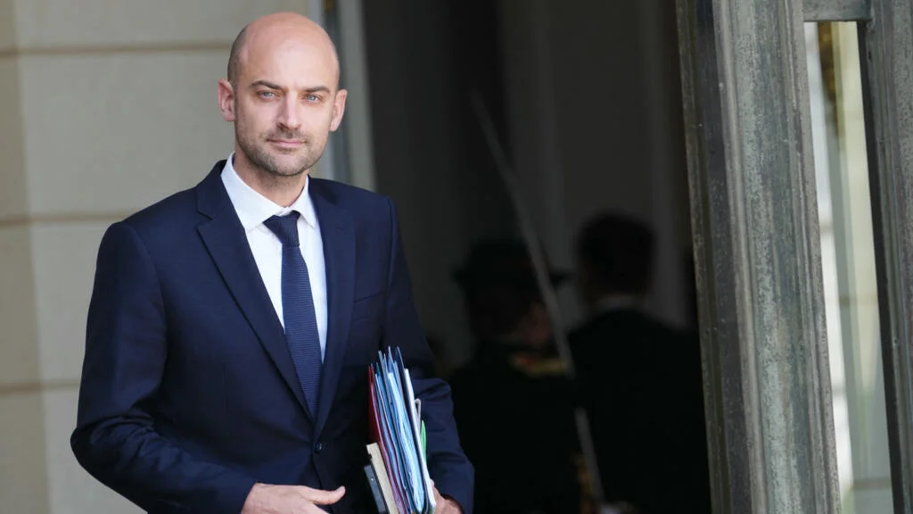 France Expels Iranian Diplomats Amid Diplomatic Crisis; USD Rises to 188,500 Toman in Tehran
