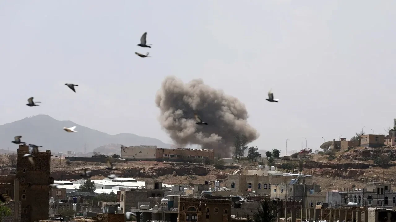 Houthi Strikes on Saudi Oil Hubs Ignite Regional Tension as Tehran Markets Retreat from Recent Highs