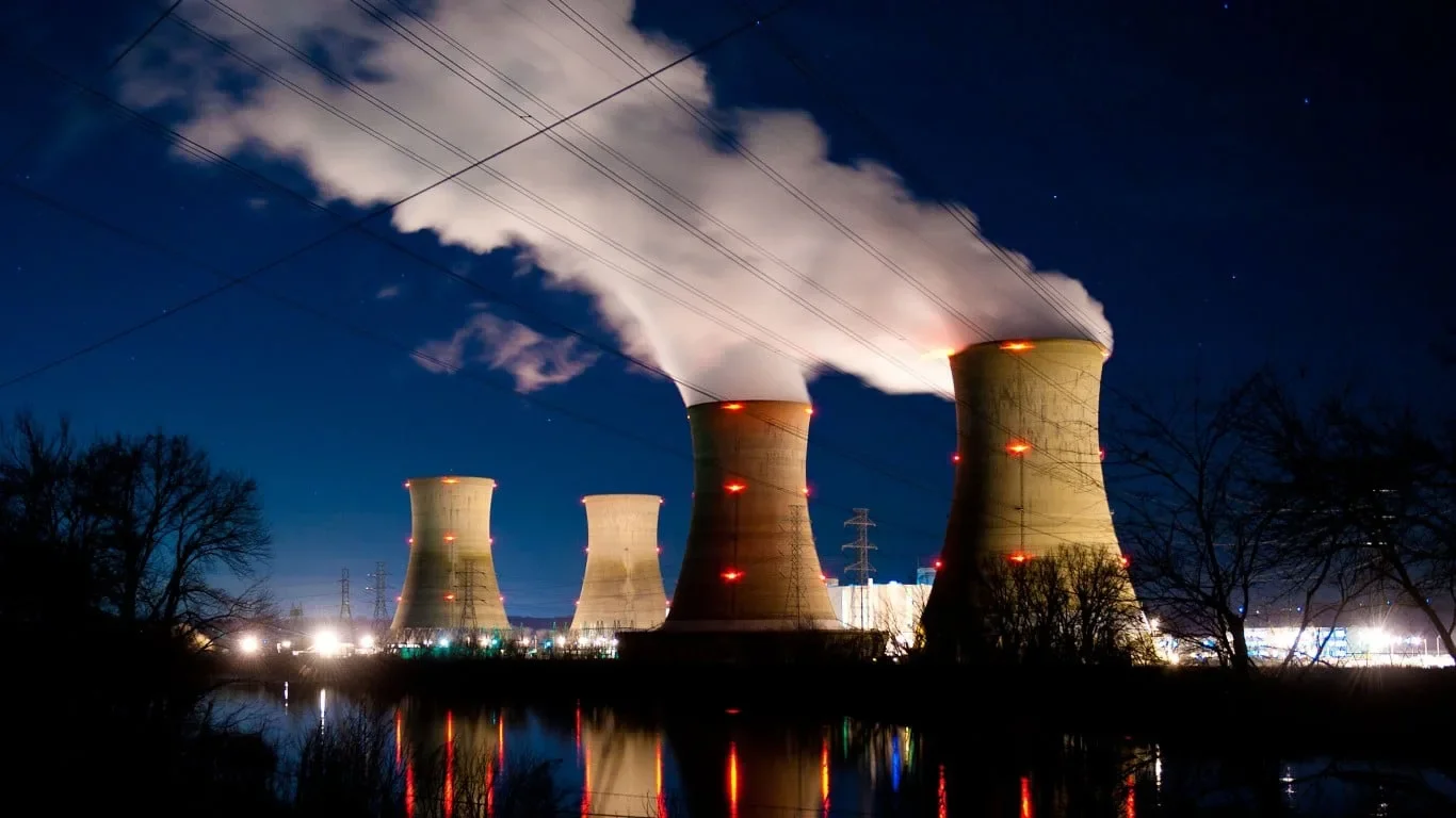 Nuclear Stocks Surge, Canada-US Trade War Escalates, Hormuz Crisis Boosts LNG Appeal