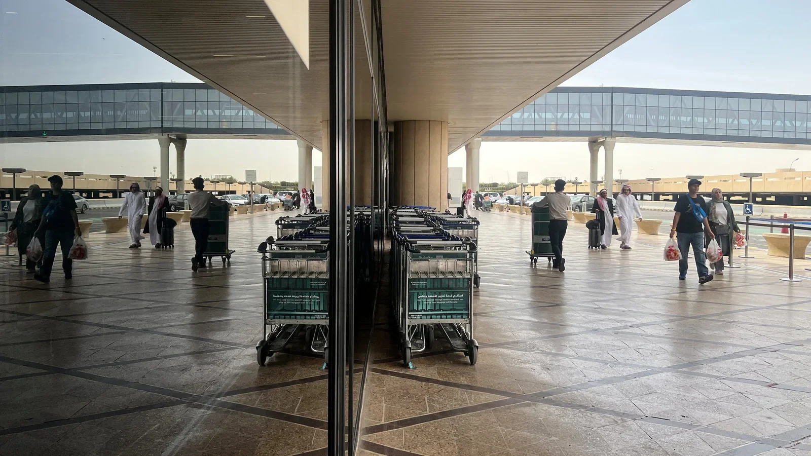 Riyadh Airport Reopens Amid Regional Thaw as Toman Slips to 270,000 and Gold Eyes $4,000