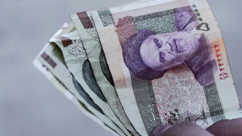 War-Time Pivot: Toman Slides to 157,750 as Tehran Prioritizes Essentials Amid D.C. Chaos