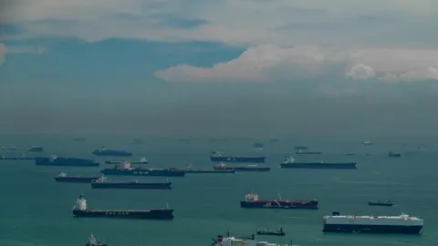 Toman Strengthens Slightly as Gold and Coins Spike Amidst Geopolitical Tensions