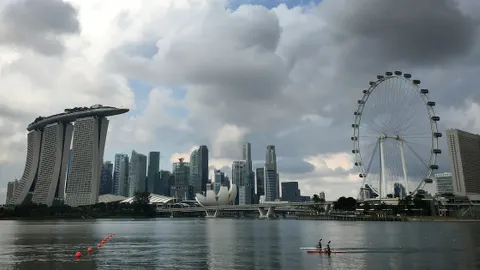 Singapore Warns of Iran War Fallout as GDP Surges; Gold Rises Amid 'Solid' Deal Hopes