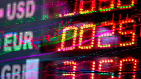 Tentative De-escalation Cools USD/IRR and Gold Slightly Amidst Lingering Tech Jitters