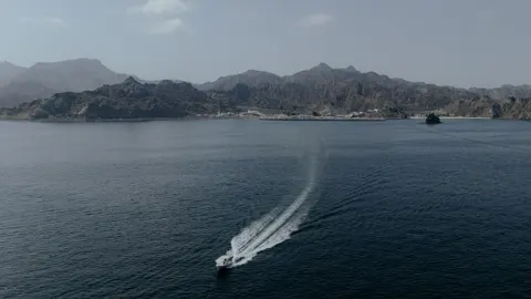 US-Iran Clashes Intensify, Oman Caught in Middle; Japan Banks Eye Stablecoins