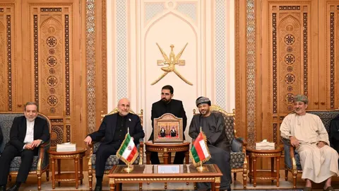Muscat Diplomacy and Oil Sanctions Easing: Iran’s Economic Outlook Shifts as Tech Sell-off Hits Crypto