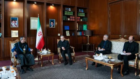 Araghchi Lauds Yemen's Solidarity as Tehran Mourns; Bitcoin Tests Crucial $63K Resistance