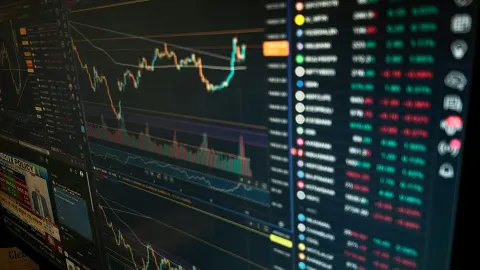 Digital Bullion vs. The Real Deal: Why BlackRock’s $853M Bet Changes the 2026 Inflation Game