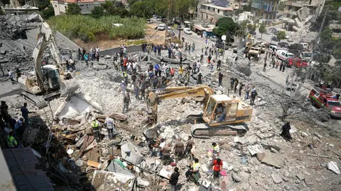 Israeli Strikes Kill 11 in Lebanon as Tehran Markets Hold Steady Amid Regional Tensions