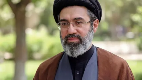 Khamenei Demands Dollar Exit as US Eyes Venezuelan Oil Stakes Amid Global Energy Shifts