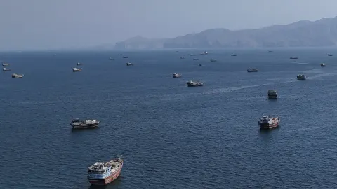 Middle East Oil Flows Surge, Boosting Iran's Wartime Leverage Amidst Sanctions