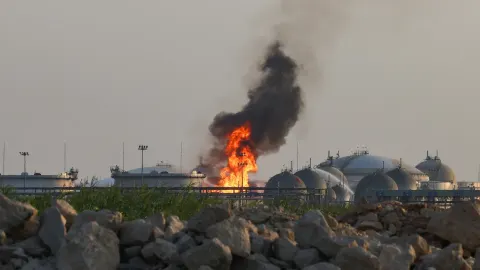 Houthis Strike Aramco as Hormuz Stalemate Tightens: Gold Rises Amid Regional Energy Security Crisis