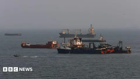 Tehran Markets Cool as Iran Vows 'Painful Response' to US Tanker Strikes; USD Dips to 225,000