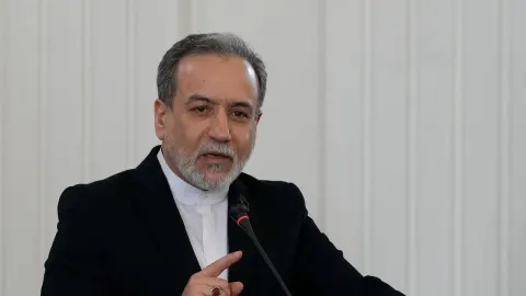 Toman Weakens as Araghchi Calls for Regional Unity; Oil Insiders Bet Against Peace Slump
