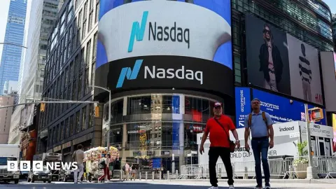 Nasdaq Slumps as AI Fatigue Hits Intel; Reddit Tumbles 25% While USD Eyes 275,000 Toman