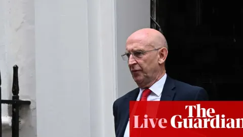 Trump Threatens EU Tariffs Over Canada Bid as UK Tax Debate Intensifies