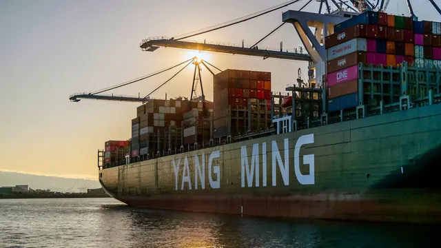 Hormuz Seizures Defy Trump’s Truce as Gold Outpaces the Dollar in Tehran Markets