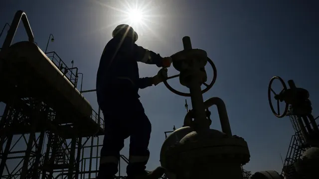 Diplomatic Pause in Hormuz: Oil Plunges 5% as US and Iran Halt Strikes to Give 'Space' for Talks