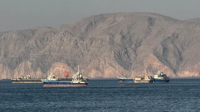 Oil Slumps as Qatar Teases US-Iran De-escalation; India Braces for Hormuz Shocks