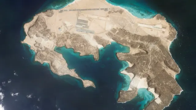 Oil Chokehold: Saudi Shuts Key Pipeline as Houthis Seize Strategic Red Sea Island